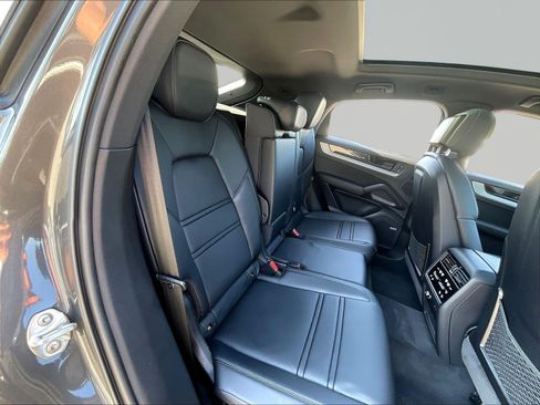 Used 2024 Porsche Cayenne S AWD/4WD image 25