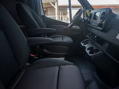 Used 2024 Mercedes-Benz Sprinter 2500 image 30