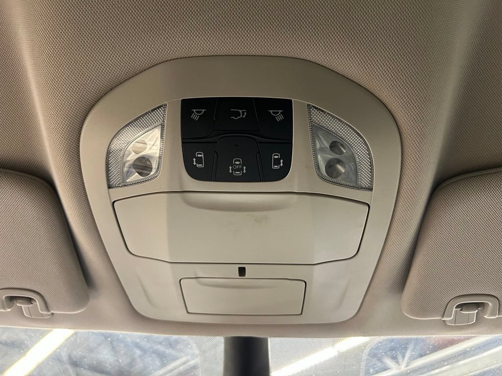 Used 2023 Chrysler Pacifica Touring-L FWD image 22