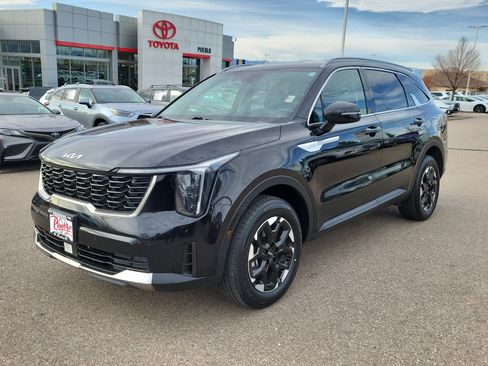 Used 2024 Kia Sorento S image 4