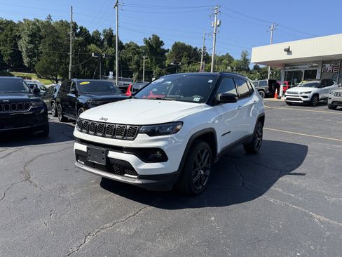 Used 2025 Jeep Compass Limited w/ Sun & Sound Group AWD/4WD image 3