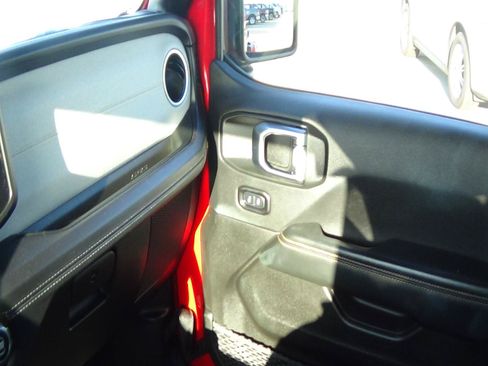 Used 2025 Jeep Wrangler Unlimited Sahara AWD/4WD image 35