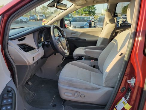 Used 2018 Toyota Sienna LE w/ Carpet Mat Package FWD image 17