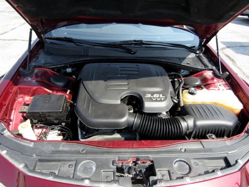 Used 2017 Chrysler 300 C Platinum image 31