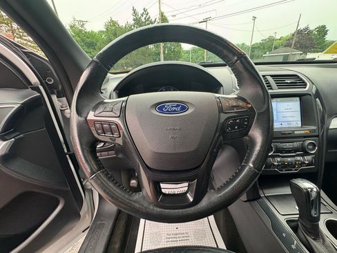 Used 2017 Ford Explorer XLT w/ Equipment Group 202A AWD/4WD image 18