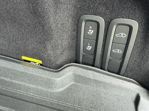 Used 2018 Volvo XC60 T6 R-Design w/ Convenience Package image 43