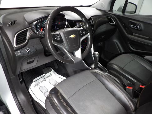 Used 2019 Chevrolet Trax LT w/ LT Convenience Package image 10