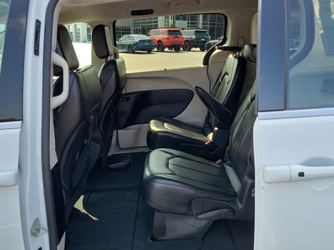 Used 2024 Chrysler Pacifica Touring-L FWD image 11
