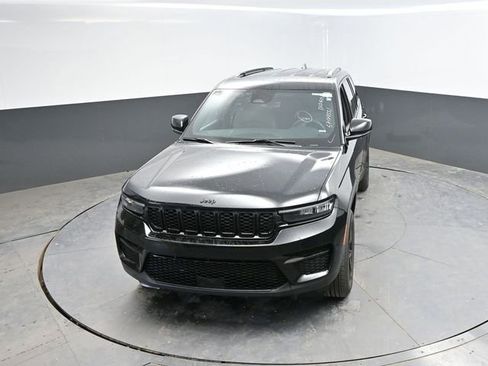 Used 2025 Jeep Grand Cherokee Altitude AWD/4WD image 37
