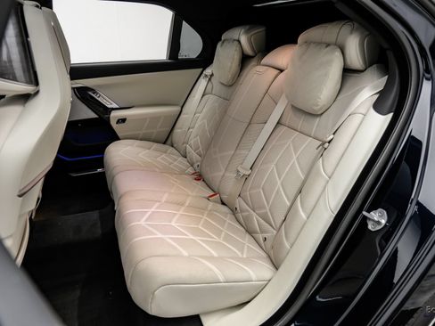 Used 2025 BMW i7 xDrive60 AWD/4WD image 81