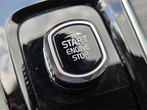 Certified 2025 Volvo XC90 T8 Plus image 23