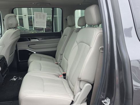 Used 2022 Jeep Wagoneer Series III w/ Premium Group I AWD/4WD image 19