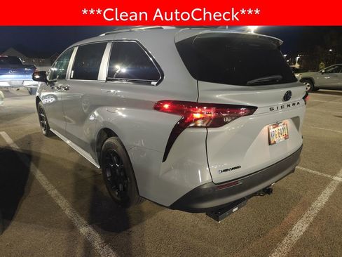 Used 2025 Toyota Sienna XLE Woodland Edition image 4