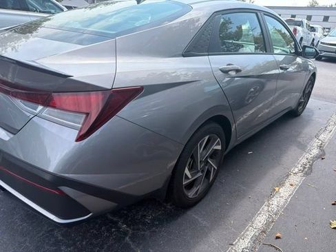 Used 2025 Hyundai Elantra Sport FWD image 11