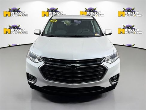 Used 2020 Chevrolet Traverse LT image 2