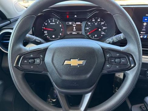 Used 2025 Chevrolet Trax LS FWD image 32