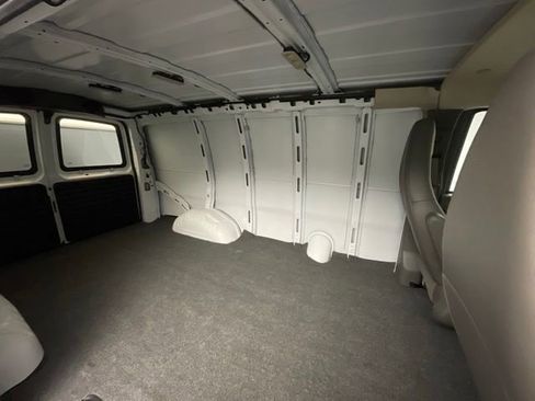 Used 2017 Chevrolet Express 3500 RWD image 21