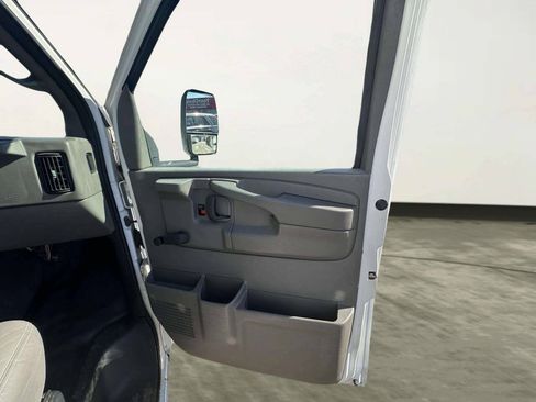 Used 2007 GMC Savana 3500 RWD image 28