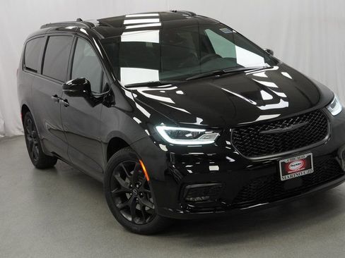 New 2026 Chrysler Pacifica Limited w/ S Appearance Package image 8