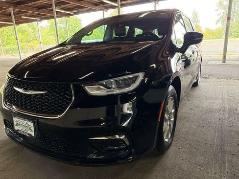 Used 2024 Chrysler Pacifica Touring-L FWD image 3