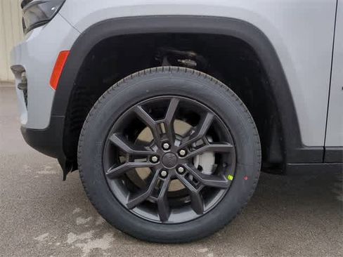 New 2025 Jeep Grand Cherokee Limited image 13