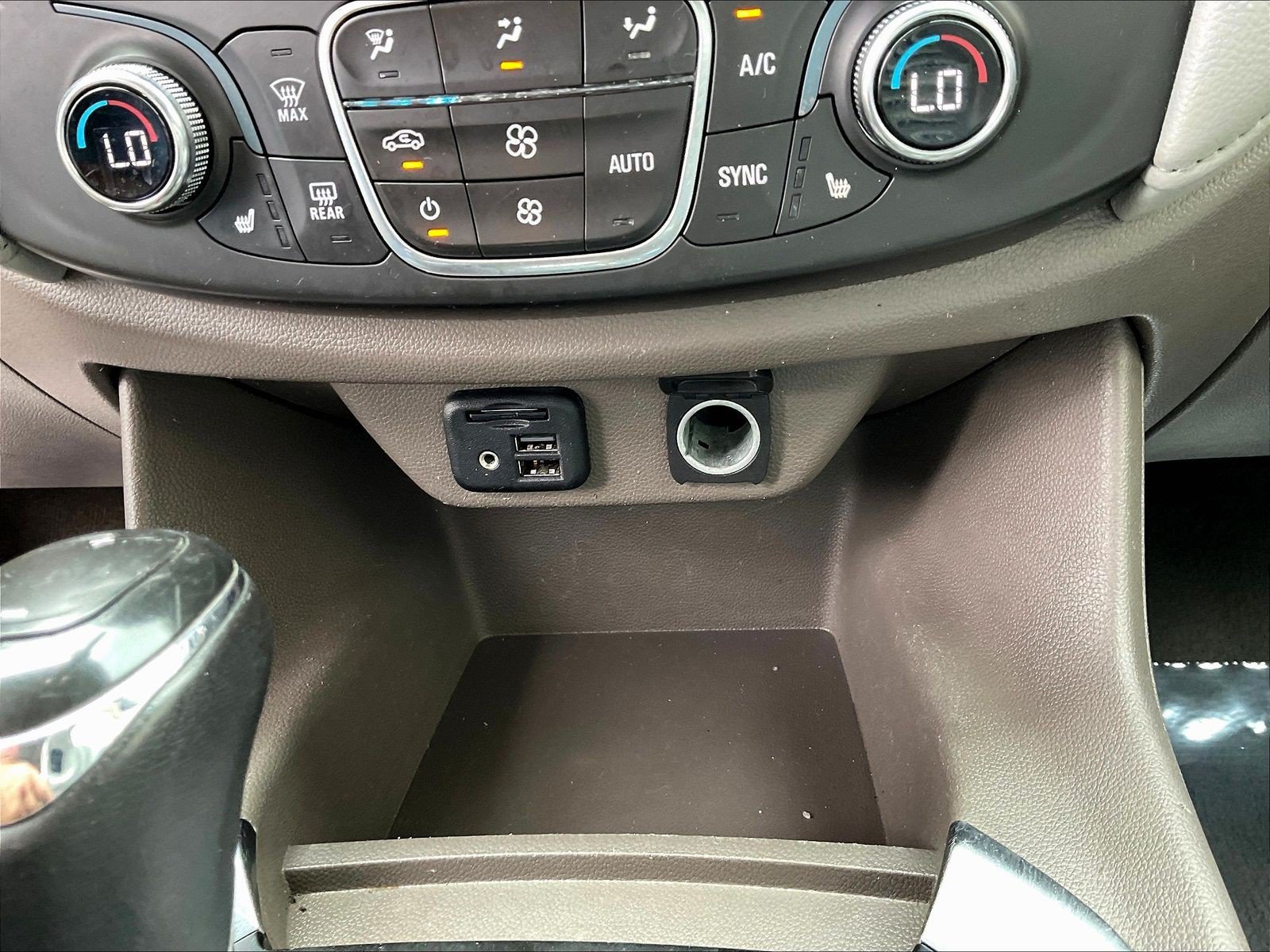 Used 2020 Chevrolet Traverse LT w/ LT Premium Package FWD image 18