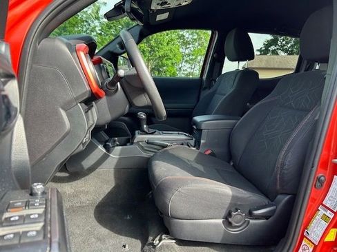 Used 2018 Toyota Tacoma TRD Off-Road AWD/4WD image 12