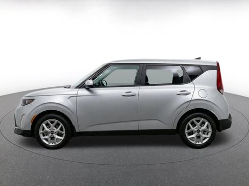 Used 2025 Kia Soul LX w/ LX Technology Package FWD image 3