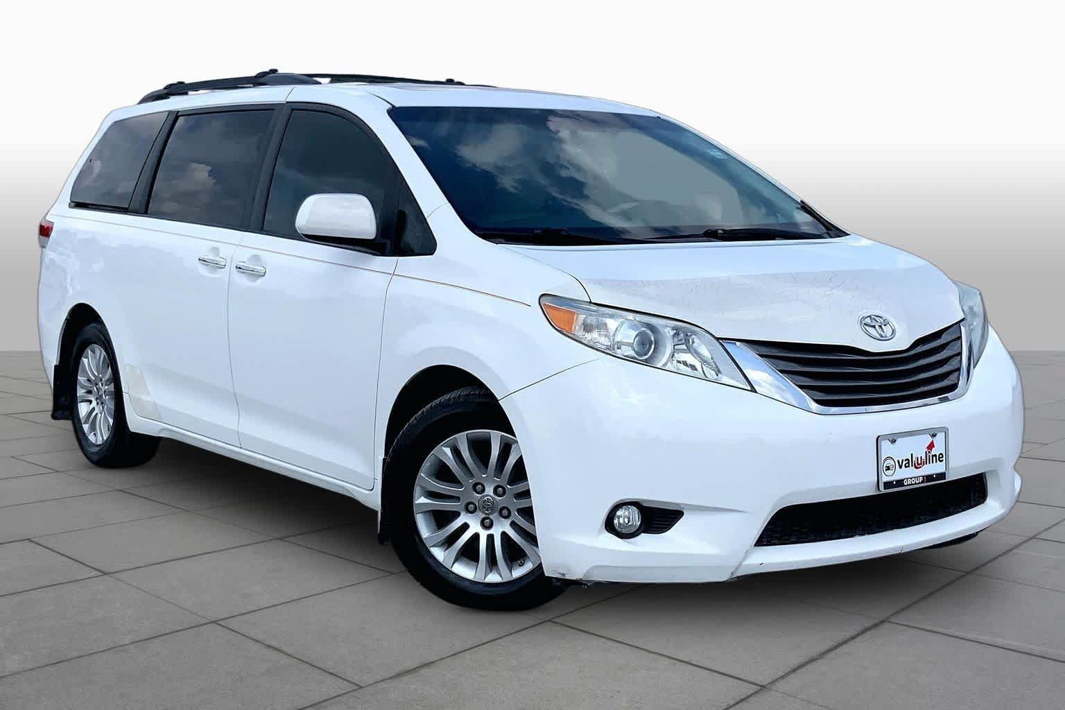 Used 2011 Toyota Sienna XLE w/ XLE Navigation Pkg FWD image 2