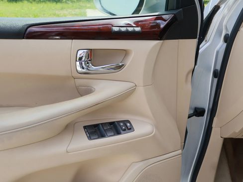 Used 2011 Lexus LX 570 4WD image 18