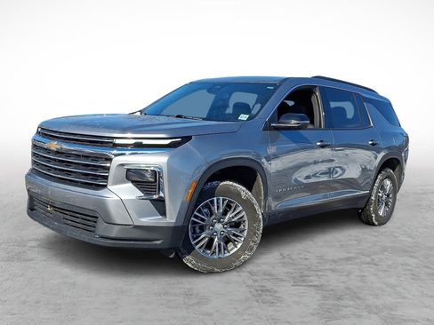 Used 2025 Chevrolet Traverse LT image 1