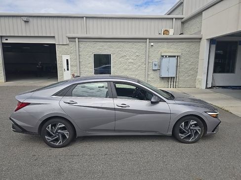 Used 2025 Hyundai Elantra Limited image 6