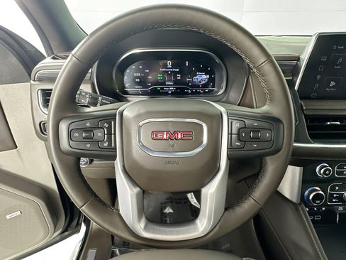 Used 2024 GMC Yukon SLT w/ SLT Luxury Package image 11