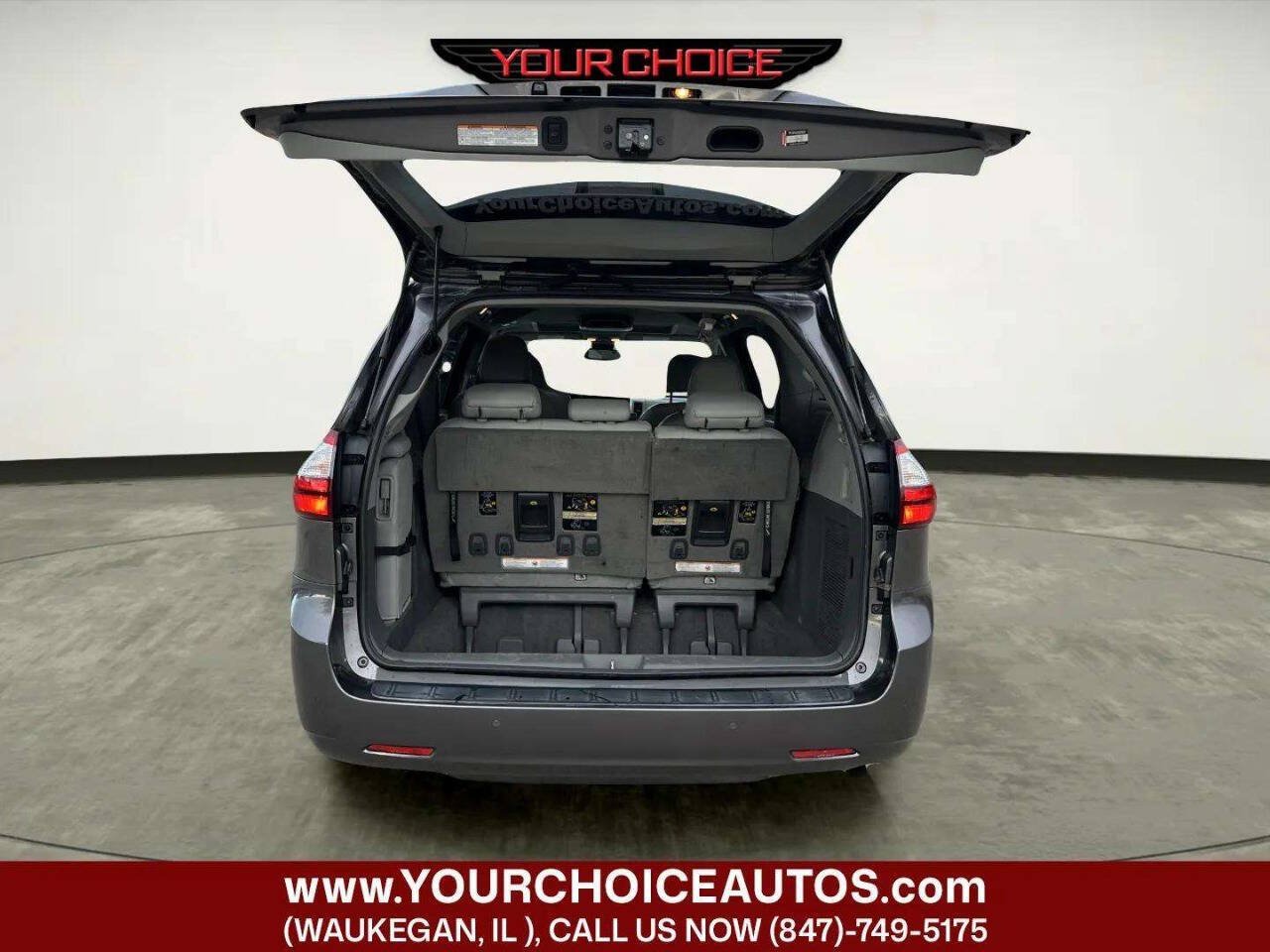 Used 2018 Toyota Sienna XLE w/ XLE Navigation Package FWD image 17