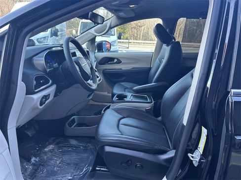 Used 2024 Chrysler Pacifica Touring-L image 11