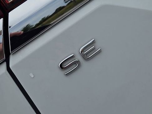 Used 2024 Volkswagen Atlas SE FWD image 12