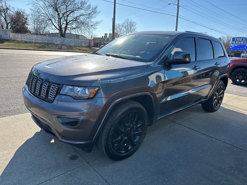 Used 2019 Jeep Grand Cherokee Altitude image 5