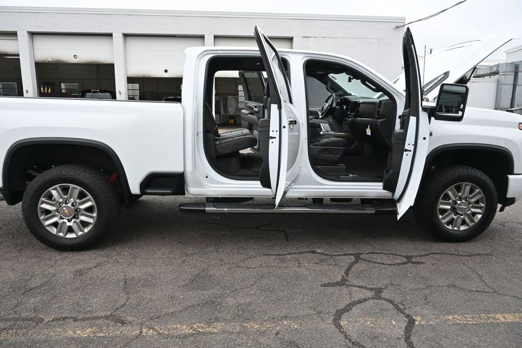 Used 2024 Chevrolet Silverado 2500 High Country w/ High Country Premium Package AWD/4WD image 5