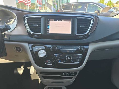Used 2023 Chrysler Voyager LX FWD image 12