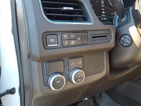 Used 2023 GMC Yukon XL SLT w/ SLT Premium Package image 10