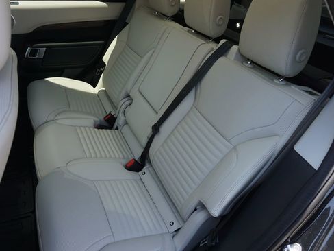 New 2025 Land Rover Discovery Dynamic SE image 30