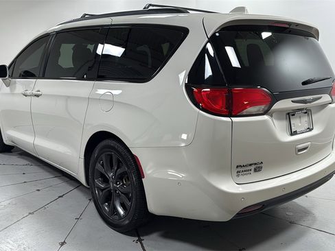Used 2020 Chrysler Pacifica Touring-L image 7