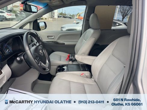 Used 2017 Toyota Sienna XLE image 4
