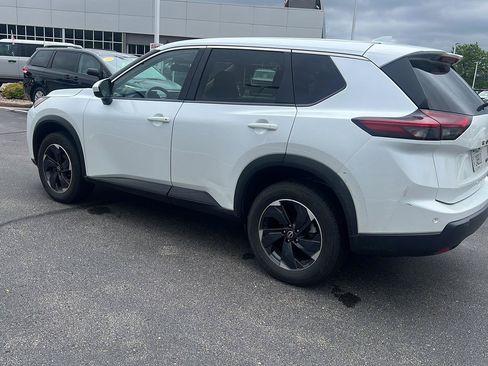 Used 2024 Nissan Rogue SV AWD/4WD image 9