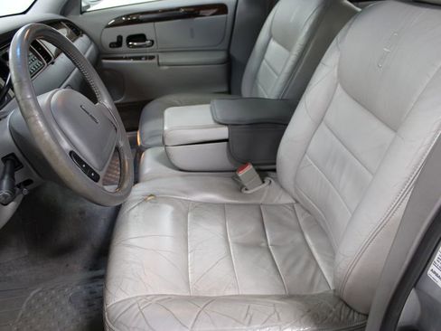 Used 2002 Lincoln Town Car Executive image 14