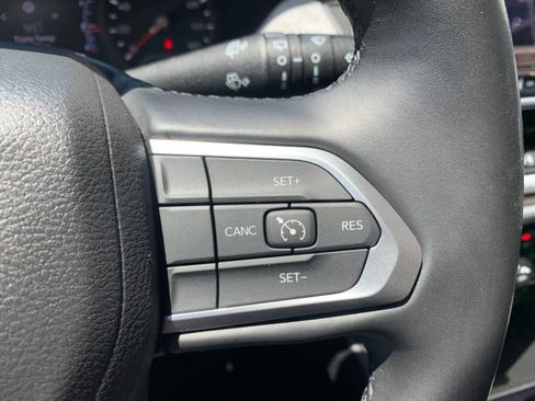 Used 2022 Jeep Compass Latitude w/ Sun and Sound Group AWD/4WD image 17