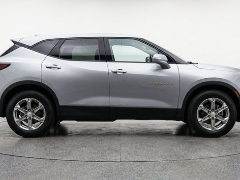 Used 2025 Chevrolet Blazer LT FWD image 11