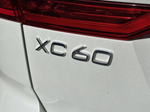 Used 2025 Volvo XC60 B5 Plus image 37
