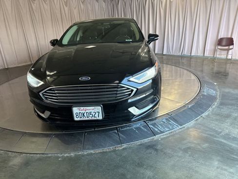 Used 2018 Ford Fusion SE w/ Equipment Group 602A FWD image 2