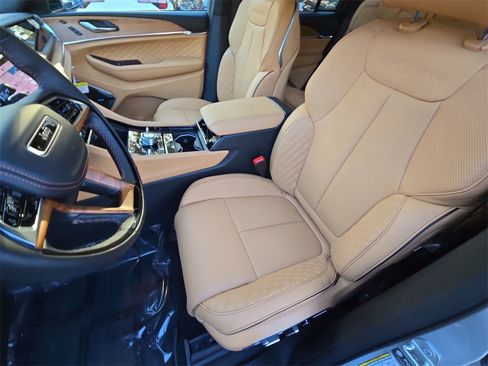 New 2025 Jeep Grand Cherokee Summit image 16